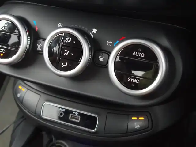 フィアット ５００Ｘ クロスプラス 埼玉県 2016(平28)年 8.8万km 白 ブラウンレザーシート/オートクルーズコントロール/パークセンサー/ブラインドスポットモニター/バックカメラ/ETC/前席シートヒーター/キャリアルーフ/Bluetooth/18インチスタッドレスタイヤ積み込み(センターキャップが欠品のため純正が判断不可)