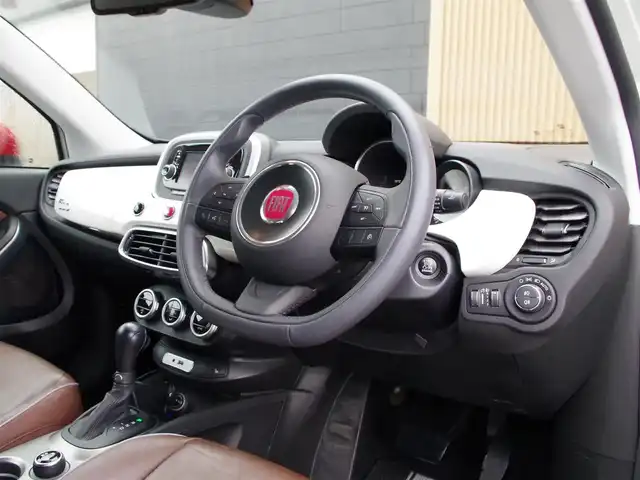 フィアット ５００Ｘ クロスプラス 埼玉県 2016(平28)年 8.8万km 白 ブラウンレザーシート/オートクルーズコントロール/パークセンサー/ブラインドスポットモニター/バックカメラ/ETC/前席シートヒーター/キャリアルーフ/Bluetooth/18インチスタッドレスタイヤ積み込み(センターキャップが欠品のため純正が判断不可)