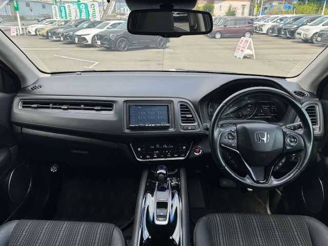 ホンダ ヴェゼル ハイブリッド Z ホンダセンシング 静岡県 2016(平28)年 5.9万km モルフォブルーP ●社外SDナビ/(フルセグ/CD/DVD/Bluetooth/iPod)/(ストラーダ/CN-AS300D)/●ハーフレザーシート/●前席シートヒーター/●バックカメラ/●アダプティブクルーズコントロール/●衝突被害軽減システム/●レーンキープアシスト/●前後パーキングセンサーシステム/●電動パーキングブレーキ/●オートブレーキホールド/●LEDヘッドライト＆フォグランプ/●オートライト/●革巻きステアリング/●ステアリングスイッチ/●ETC/●パドルシフト/●HDMI/●USB/●電動格納ウィンカーミラー/●ドアバイザー/●スマートキー/●プッシュスタート/●純正フロアマット/●純正17インチアルミホイール/●W＋サイド＋カーテンSRS＋ABS