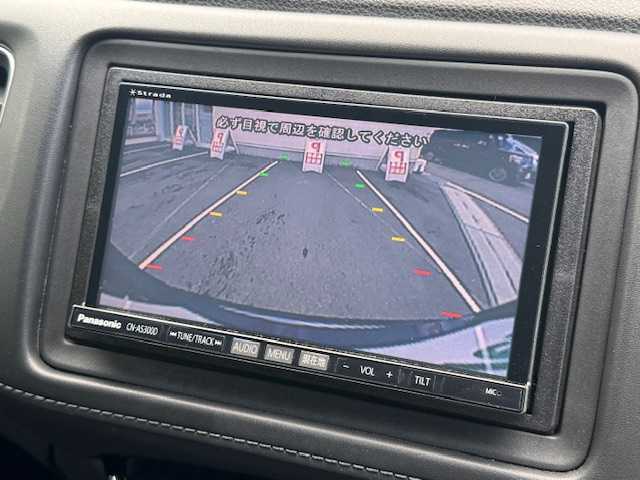 ホンダ ヴェゼル ハイブリッド Z ホンダセンシング 静岡県 2016(平28)年 5.9万km モルフォブルーP ●社外SDナビ/(フルセグ/CD/DVD/Bluetooth/iPod)/(ストラーダ/CN-AS300D)/●ハーフレザーシート/●前席シートヒーター/●バックカメラ/●アダプティブクルーズコントロール/●衝突被害軽減システム/●レーンキープアシスト/●前後パーキングセンサーシステム/●電動パーキングブレーキ/●オートブレーキホールド/●LEDヘッドライト＆フォグランプ/●オートライト/●革巻きステアリング/●ステアリングスイッチ/●ETC/●パドルシフト/●HDMI/●USB/●電動格納ウィンカーミラー/●ドアバイザー/●スマートキー/●プッシュスタート/●純正フロアマット/●純正17インチアルミホイール/●W＋サイド＋カーテンSRS＋ABS