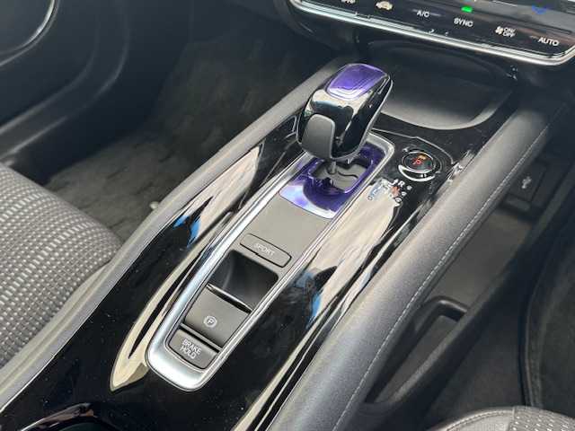 ホンダ ヴェゼル ハイブリッド Z ホンダセンシング 静岡県 2016(平28)年 5.9万km モルフォブルーP ●社外SDナビ/(フルセグ/CD/DVD/Bluetooth/iPod)/(ストラーダ/CN-AS300D)/●ハーフレザーシート/●前席シートヒーター/●バックカメラ/●アダプティブクルーズコントロール/●衝突被害軽減システム/●レーンキープアシスト/●前後パーキングセンサーシステム/●電動パーキングブレーキ/●オートブレーキホールド/●LEDヘッドライト＆フォグランプ/●オートライト/●革巻きステアリング/●ステアリングスイッチ/●ETC/●パドルシフト/●HDMI/●USB/●電動格納ウィンカーミラー/●ドアバイザー/●スマートキー/●プッシュスタート/●純正フロアマット/●純正17インチアルミホイール/●W＋サイド＋カーテンSRS＋ABS