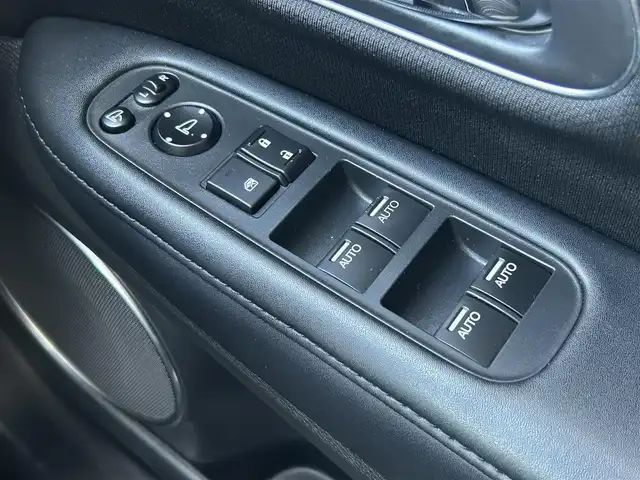 ホンダ ヴェゼル ハイブリッド Z ホンダセンシング 大阪府 2016(平28)年 5.9万km モルフォブルーP ホンダセンシング/　・衝突被害軽減システム/　・レーンキープアシスト/　・前後パーキングセンサーシステム/　・電動パーキングブレーキ/　・オートブレーキホールド/　・アダプティブクルーズコントロール/社外メモリナビ/　　CD/DVD/BT/USB/フルセグTV/バックカメラ/LEDオートライト/フォグランプ/合皮ハーフレザーシート/シートヒーター/純正17インチアルミホイール/パドルシフト/スマートキー/ETC