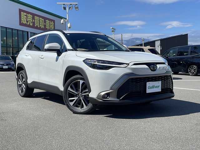 トヨタ カローラ クロス Z 長野県 2025(令7)年 0.8万km プラチナホワイトパールマイカ セーフティーセンス/・プリクラッシュセーフティ/・レーントレーシングアシスト/・レーンディパーチャーアラート/・レーダークルーズコントロール/・オートマチックハイビーム/・ロードサインアシスト/・ドライバー異常時対応システム/・発進遅れ告知機能/・パーキングサポートブレーキ/8インチディスプレイオーディオ/（BT/フルセグTV/AppleCarPlay/AndroidAuto）/バックカメラ/ビルトインETC/パワーバックドア/ハーフレザーシート/運転席パワーシート/前席シートヒーター/革巻きステアリング/ステアリングスイッチ/電動パーキングブレーキ/ブレーキホールド/LEDヘッドライト/LEDデイタイムランニングライト/フォグランプ/オートライト/スマートキー/Pスタート/電動格納ミラー/純正18インチAW