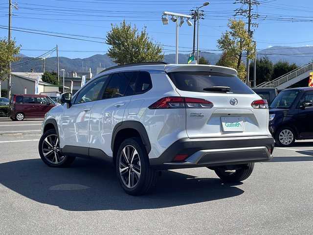 トヨタ カローラ クロス Z 長野県 2025(令7)年 0.8万km プラチナホワイトパールマイカ セーフティーセンス/・プリクラッシュセーフティ/・レーントレーシングアシスト/・レーンディパーチャーアラート/・レーダークルーズコントロール/・オートマチックハイビーム/・ロードサインアシスト/・ドライバー異常時対応システム/・発進遅れ告知機能/・パーキングサポートブレーキ/8インチディスプレイオーディオ/（BT/フルセグTV/AppleCarPlay/AndroidAuto）/バックカメラ/ビルトインETC/パワーバックドア/ハーフレザーシート/運転席パワーシート/前席シートヒーター/革巻きステアリング/ステアリングスイッチ/電動パーキングブレーキ/ブレーキホールド/LEDヘッドライト/LEDデイタイムランニングライト/フォグランプ/オートライト/スマートキー/Pスタート/電動格納ミラー/純正18インチAW