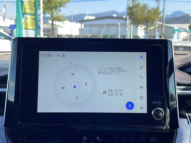 トヨタ カローラ クロス Z 長野県 2025(令7)年 0.8万km プラチナホワイトパールマイカ セーフティーセンス/・プリクラッシュセーフティ/・レーントレーシングアシスト/・レーンディパーチャーアラート/・レーダークルーズコントロール/・オートマチックハイビーム/・ロードサインアシスト/・ドライバー異常時対応システム/・発進遅れ告知機能/・パーキングサポートブレーキ/8インチディスプレイオーディオ/（BT/フルセグTV/AppleCarPlay/AndroidAuto）/バックカメラ/ビルトインETC/パワーバックドア/ハーフレザーシート/運転席パワーシート/前席シートヒーター/革巻きステアリング/ステアリングスイッチ/電動パーキングブレーキ/ブレーキホールド/LEDヘッドライト/LEDデイタイムランニングライト/フォグランプ/オートライト/スマートキー/Pスタート/電動格納ミラー/純正18インチAW