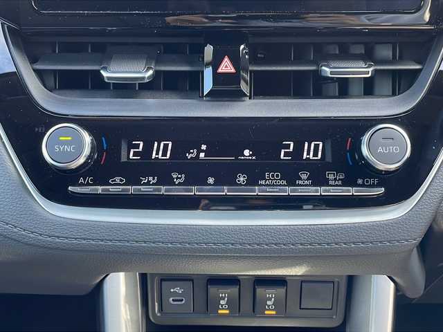 トヨタ カローラ クロス Z 長野県 2025(令7)年 0.8万km プラチナホワイトパールマイカ セーフティーセンス/・プリクラッシュセーフティ/・レーントレーシングアシスト/・レーンディパーチャーアラート/・レーダークルーズコントロール/・オートマチックハイビーム/・ロードサインアシスト/・ドライバー異常時対応システム/・発進遅れ告知機能/・パーキングサポートブレーキ/8インチディスプレイオーディオ/（BT/フルセグTV/AppleCarPlay/AndroidAuto）/バックカメラ/ビルトインETC/パワーバックドア/ハーフレザーシート/運転席パワーシート/前席シートヒーター/革巻きステアリング/ステアリングスイッチ/電動パーキングブレーキ/ブレーキホールド/LEDヘッドライト/LEDデイタイムランニングライト/フォグランプ/オートライト/スマートキー/Pスタート/電動格納ミラー/純正18インチAW