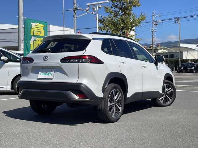 トヨタ カローラ クロス Z 長野県 2025(令7)年 0.8万km プラチナホワイトパールマイカ セーフティーセンス/・プリクラッシュセーフティ/・レーントレーシングアシスト/・レーンディパーチャーアラート/・レーダークルーズコントロール/・オートマチックハイビーム/・ロードサインアシスト/・ドライバー異常時対応システム/・発進遅れ告知機能/・パーキングサポートブレーキ/8インチディスプレイオーディオ/（BT/フルセグTV/AppleCarPlay/AndroidAuto）/バックカメラ/ビルトインETC/パワーバックドア/ハーフレザーシート/運転席パワーシート/前席シートヒーター/革巻きステアリング/ステアリングスイッチ/電動パーキングブレーキ/ブレーキホールド/LEDヘッドライト/LEDデイタイムランニングライト/フォグランプ/オートライト/スマートキー/Pスタート/電動格納ミラー/純正18インチAW