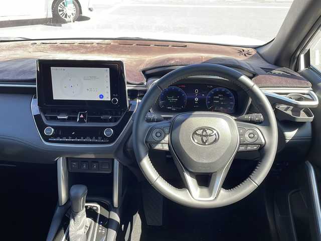 トヨタ カローラ クロス Z 長野県 2025(令7)年 0.8万km プラチナホワイトパールマイカ セーフティーセンス/・プリクラッシュセーフティ/・レーントレーシングアシスト/・レーンディパーチャーアラート/・レーダークルーズコントロール/・オートマチックハイビーム/・ロードサインアシスト/・ドライバー異常時対応システム/・発進遅れ告知機能/・パーキングサポートブレーキ/8インチディスプレイオーディオ/（Bluetooth/フルセグTV/AppleCarPlay/AndroidAuto）/バックカメラ/ビルトインETC/パワーバックドア/ハーフレザーシート/運転席パワーシート/前席シートヒーター/革巻きステアリング/ステアリングスイッチ/電動パーキングブレーキ/ブレーキホールド/LEDヘッドライト/LEDデイタイムランニングライト/フォグランプ/オートライト/スマートキー/Pスタート/電動格納ミラー/純正18インチAW