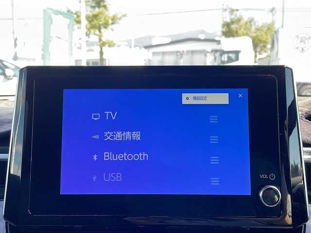 トヨタ カローラ クロス Z 長野県 2025(令7)年 0.8万km プラチナホワイトパールマイカ セーフティーセンス/・プリクラッシュセーフティ/・レーントレーシングアシスト/・レーンディパーチャーアラート/・レーダークルーズコントロール/・オートマチックハイビーム/・ロードサインアシスト/・ドライバー異常時対応システム/・発進遅れ告知機能/・パーキングサポートブレーキ/8インチディスプレイオーディオ/（Bluetooth/フルセグTV/AppleCarPlay/AndroidAuto）/バックカメラ/ビルトインETC/パワーバックドア/ハーフレザーシート/運転席パワーシート/前席シートヒーター/革巻きステアリング/ステアリングスイッチ/電動パーキングブレーキ/ブレーキホールド/LEDヘッドライト/LEDデイタイムランニングライト/フォグランプ/オートライト/スマートキー/Pスタート/電動格納ミラー/純正18インチAW