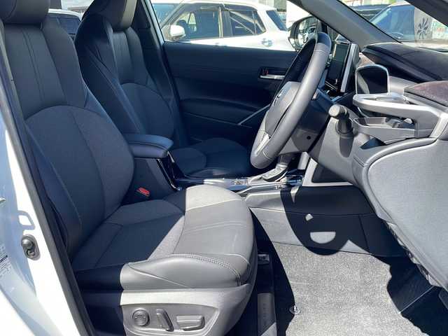 トヨタ カローラ クロス Z 長野県 2025(令7)年 0.8万km プラチナホワイトパールマイカ セーフティーセンス/・プリクラッシュセーフティ/・レーントレーシングアシスト/・レーンディパーチャーアラート/・レーダークルーズコントロール/・オートマチックハイビーム/・ロードサインアシスト/・ドライバー異常時対応システム/・発進遅れ告知機能/・パーキングサポートブレーキ/8インチディスプレイオーディオ/（Bluetooth/フルセグTV/AppleCarPlay/AndroidAuto）/バックカメラ/ビルトインETC/パワーバックドア/ハーフレザーシート/運転席パワーシート/前席シートヒーター/革巻きステアリング/ステアリングスイッチ/電動パーキングブレーキ/ブレーキホールド/LEDヘッドライト/LEDデイタイムランニングライト/フォグランプ/オートライト/スマートキー/Pスタート/電動格納ミラー/純正18インチAW