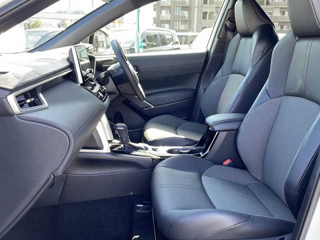 トヨタ カローラ クロス Z 長野県 2025(令7)年 0.8万km プラチナホワイトパールマイカ セーフティーセンス/・プリクラッシュセーフティ/・レーントレーシングアシスト/・レーンディパーチャーアラート/・レーダークルーズコントロール/・オートマチックハイビーム/・ロードサインアシスト/・ドライバー異常時対応システム/・発進遅れ告知機能/・パーキングサポートブレーキ/8インチディスプレイオーディオ/（Bluetooth/フルセグTV/AppleCarPlay/AndroidAuto）/バックカメラ/ビルトインETC/パワーバックドア/ハーフレザーシート/運転席パワーシート/前席シートヒーター/革巻きステアリング/ステアリングスイッチ/電動パーキングブレーキ/ブレーキホールド/LEDヘッドライト/LEDデイタイムランニングライト/フォグランプ/オートライト/スマートキー/Pスタート/電動格納ミラー/純正18インチAW