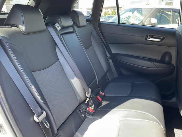 トヨタ カローラ クロス Z 長野県 2025(令7)年 0.8万km プラチナホワイトパールマイカ セーフティーセンス/・プリクラッシュセーフティ/・レーントレーシングアシスト/・レーンディパーチャーアラート/・レーダークルーズコントロール/・オートマチックハイビーム/・ロードサインアシスト/・ドライバー異常時対応システム/・発進遅れ告知機能/・パーキングサポートブレーキ/8インチディスプレイオーディオ/（Bluetooth/フルセグTV/AppleCarPlay/AndroidAuto）/バックカメラ/ビルトインETC/パワーバックドア/ハーフレザーシート/運転席パワーシート/前席シートヒーター/革巻きステアリング/ステアリングスイッチ/電動パーキングブレーキ/ブレーキホールド/LEDヘッドライト/LEDデイタイムランニングライト/フォグランプ/オートライト/スマートキー/Pスタート/電動格納ミラー/純正18インチAW