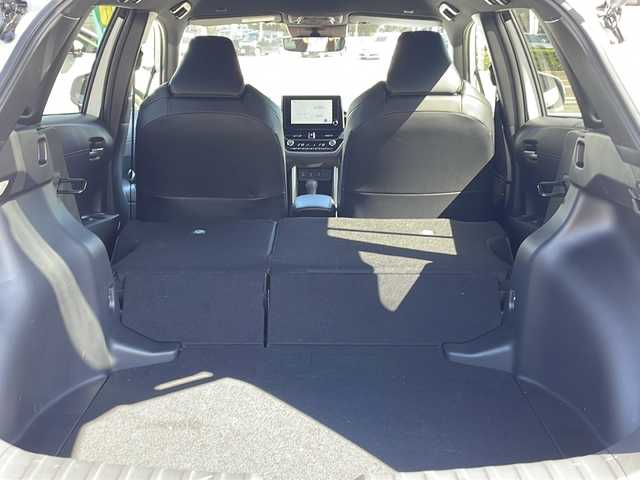 トヨタ カローラ クロス Z 長野県 2025(令7)年 0.8万km プラチナホワイトパールマイカ セーフティーセンス/・プリクラッシュセーフティ/・レーントレーシングアシスト/・レーンディパーチャーアラート/・レーダークルーズコントロール/・オートマチックハイビーム/・ロードサインアシスト/・ドライバー異常時対応システム/・発進遅れ告知機能/・パーキングサポートブレーキ/8インチディスプレイオーディオ/（Bluetooth/フルセグTV/AppleCarPlay/AndroidAuto）/バックカメラ/ビルトインETC/パワーバックドア/ハーフレザーシート/運転席パワーシート/前席シートヒーター/革巻きステアリング/ステアリングスイッチ/電動パーキングブレーキ/ブレーキホールド/LEDヘッドライト/LEDデイタイムランニングライト/フォグランプ/オートライト/スマートキー/Pスタート/電動格納ミラー/純正18インチAW