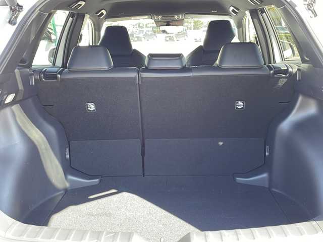 トヨタ カローラ クロス Z 長野県 2025(令7)年 0.8万km プラチナホワイトパールマイカ セーフティーセンス/・プリクラッシュセーフティ/・レーントレーシングアシスト/・レーンディパーチャーアラート/・レーダークルーズコントロール/・オートマチックハイビーム/・ロードサインアシスト/・ドライバー異常時対応システム/・発進遅れ告知機能/・パーキングサポートブレーキ/8インチディスプレイオーディオ/（Bluetooth/フルセグTV/AppleCarPlay/AndroidAuto）/バックカメラ/ビルトインETC/パワーバックドア/ハーフレザーシート/運転席パワーシート/前席シートヒーター/革巻きステアリング/ステアリングスイッチ/電動パーキングブレーキ/ブレーキホールド/LEDヘッドライト/LEDデイタイムランニングライト/フォグランプ/オートライト/スマートキー/Pスタート/電動格納ミラー/純正18インチAW