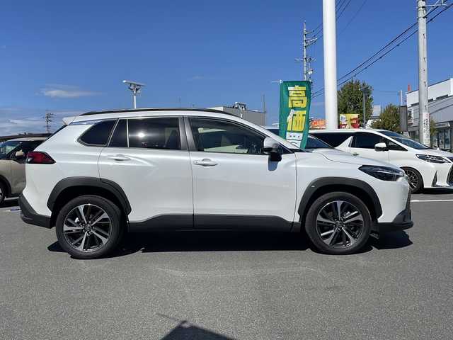 トヨタ カローラ クロス Z 長野県 2025(令7)年 0.8万km プラチナホワイトパールマイカ セーフティーセンス/・プリクラッシュセーフティ/・レーントレーシングアシスト/・レーンディパーチャーアラート/・レーダークルーズコントロール/・オートマチックハイビーム/・ロードサインアシスト/・ドライバー異常時対応システム/・発進遅れ告知機能/・パーキングサポートブレーキ/8インチディスプレイオーディオ/（Bluetooth/フルセグTV/AppleCarPlay/AndroidAuto）/バックカメラ/ビルトインETC/パワーバックドア/ハーフレザーシート/運転席パワーシート/前席シートヒーター/革巻きステアリング/ステアリングスイッチ/電動パーキングブレーキ/ブレーキホールド/LEDヘッドライト/LEDデイタイムランニングライト/フォグランプ/オートライト/スマートキー/Pスタート/電動格納ミラー/純正18インチAW