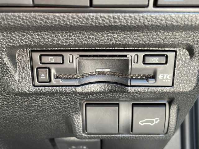 トヨタ カローラ クロス Z 長野県 2025(令7)年 0.8万km プラチナホワイトパールマイカ セーフティーセンス/・プリクラッシュセーフティ/・レーントレーシングアシスト/・レーンディパーチャーアラート/・レーダークルーズコントロール/・オートマチックハイビーム/・ロードサインアシスト/・ドライバー異常時対応システム/・発進遅れ告知機能/・パーキングサポートブレーキ/8インチディスプレイオーディオ/（Bluetooth/フルセグTV/AppleCarPlay/AndroidAuto）/バックカメラ/ビルトインETC/パワーバックドア/ハーフレザーシート/運転席パワーシート/前席シートヒーター/革巻きステアリング/ステアリングスイッチ/電動パーキングブレーキ/ブレーキホールド/LEDヘッドライト/LEDデイタイムランニングライト/フォグランプ/オートライト/スマートキー/Pスタート/電動格納ミラー/純正18インチAW