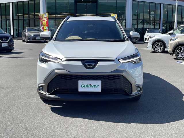 トヨタ カローラ クロス Z 長野県 2025(令7)年 0.8万km プラチナホワイトパールマイカ セーフティーセンス/・プリクラッシュセーフティ/・レーントレーシングアシスト/・レーンディパーチャーアラート/・レーダークルーズコントロール/・オートマチックハイビーム/・ロードサインアシスト/・ドライバー異常時対応システム/・発進遅れ告知機能/・パーキングサポートブレーキ/8インチディスプレイオーディオ/（Bluetooth/フルセグTV/AppleCarPlay/AndroidAuto）/バックカメラ/ビルトインETC/パワーバックドア/ハーフレザーシート/運転席パワーシート/前席シートヒーター/革巻きステアリング/ステアリングスイッチ/電動パーキングブレーキ/ブレーキホールド/LEDヘッドライト/LEDデイタイムランニングライト/フォグランプ/オートライト/スマートキー/Pスタート/電動格納ミラー/純正18インチAW