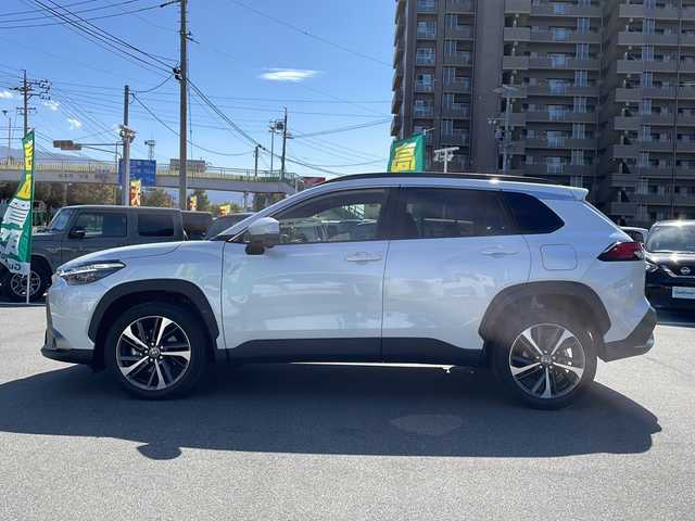 トヨタ カローラ クロス Z 長野県 2025(令7)年 0.8万km プラチナホワイトパールマイカ セーフティーセンス/・プリクラッシュセーフティ/・レーントレーシングアシスト/・レーンディパーチャーアラート/・レーダークルーズコントロール/・オートマチックハイビーム/・ロードサインアシスト/・ドライバー異常時対応システム/・発進遅れ告知機能/・パーキングサポートブレーキ/8インチディスプレイオーディオ/（Bluetooth/フルセグTV/AppleCarPlay/AndroidAuto）/バックカメラ/ビルトインETC/パワーバックドア/ハーフレザーシート/運転席パワーシート/前席シートヒーター/革巻きステアリング/ステアリングスイッチ/電動パーキングブレーキ/ブレーキホールド/LEDヘッドライト/LEDデイタイムランニングライト/フォグランプ/オートライト/スマートキー/Pスタート/電動格納ミラー/純正18インチAW