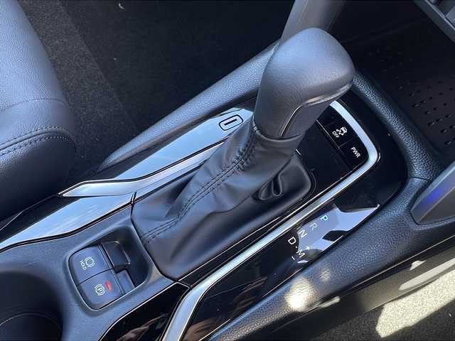 トヨタ カローラ クロス Z 長野県 2025(令7)年 0.8万km プラチナホワイトパールマイカ セーフティーセンス/・プリクラッシュセーフティ/・レーントレーシングアシスト/・レーンディパーチャーアラート/・レーダークルーズコントロール/・オートマチックハイビーム/・ロードサインアシスト/・ドライバー異常時対応システム/・発進遅れ告知機能/・パーキングサポートブレーキ/8インチディスプレイオーディオ/（Bluetooth/フルセグTV/AppleCarPlay/AndroidAuto）/バックカメラ/ビルトインETC/パワーバックドア/ハーフレザーシート/運転席パワーシート/前席シートヒーター/革巻きステアリング/ステアリングスイッチ/電動パーキングブレーキ/ブレーキホールド/LEDヘッドライト/LEDデイタイムランニングライト/フォグランプ/オートライト/スマートキー/Pスタート/電動格納ミラー/純正18インチAW