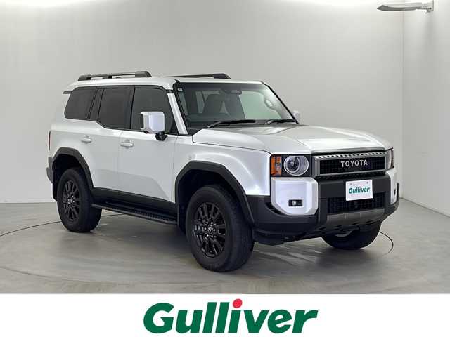 トヨタ ランドクルーザー ２５０ VX 栃木県 2024(令6)年 0.9万km プラチナホワイトパールマイカ ・サンルーフ/・４WD/・純正12.3インチメモリナビ/（フルセグＴＶ・Bluetooth・USB）/・パノラミックビューモニター/・デジタルインナーミラー/・セーフティセンス/・プリクラッシュセーフティ/・レーンディパーチャーアラート/・オートマチックハイビーム/・ドライバー異常時対応システム/・プロアクティブドライビングアシスト/・発進遅れ告知機能/・レーントレーシングアシスト/・レーダークルーズコントロール/・ロードサインアシスト/・パワーバックドア/・ブラインドスポットモニター/・LEDヘッドライト/・スマートキー/・ビルトインETC2.0/・前後ドライブレコーダー/・D席パワーシート/・黒レザーシート/・前席シートヒーター/・ハンドルヒーター/・前席エアシート/・リアクロストラフィックアラート/・リアカメラディテクション/・車両接近サポート/・横滑り防止機能/・保証書