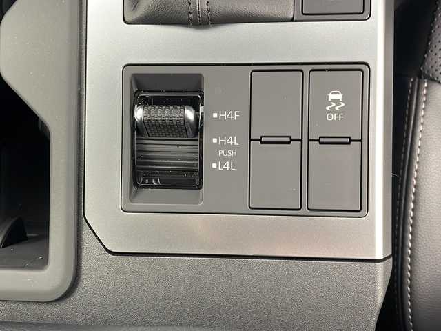 トヨタ ランドクルーザー ２５０ VX 栃木県 2024(令6)年 0.9万km プラチナホワイトパールマイカ ・サンルーフ/・４WD/・純正12.3インチメモリナビ/（フルセグＴＶ・Bluetooth・USB）/・パノラミックビューモニター/・デジタルインナーミラー/・セーフティセンス/・プリクラッシュセーフティ/・レーンディパーチャーアラート/・オートマチックハイビーム/・ドライバー異常時対応システム/・プロアクティブドライビングアシスト/・発進遅れ告知機能/・レーントレーシングアシスト/・レーダークルーズコントロール/・ロードサインアシスト/・パワーバックドア/・ブラインドスポットモニター/・LEDヘッドライト/・スマートキー/・ビルトインETC2.0/・前後ドライブレコーダー/・D席パワーシート/・黒レザーシート/・前席シートヒーター/・ハンドルヒーター/・前席エアシート/・リアクロストラフィックアラート/・リアカメラディテクション/・車両接近サポート/・横滑り防止機能/・保証書