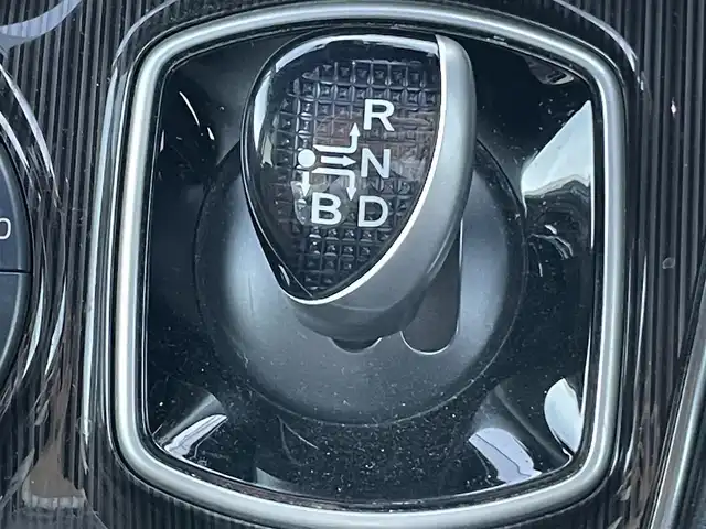 トヨタ エスクァイア ハイブリッド Gi プレミアムパッケージ ブラックテーラード 岡山県 2019(平31)年 9.2万km ブラック 登録時走行距離91610km/純正 10インチナビ NSZN-Z68T/（AM/FM/CD/DVD/TV/SD/SDREC/Bluetooth/USB）/純正 12.1インチ 後席フリップダウンモニター V12T-R68C/バックカメラ/両側パワースライドドア/ドライブレコーダー 前後/ビルトイン ETC/Toyota Safety Sense/・プリクラッシュセーフティ［PCS］/・レーンディパーチャーアラート［LDA］/・オートハイビーム［AHB］/・先行車発進告知機能/装備/・ハーフレザーシート/・快適温熱シート（D/N）/・ステアリングヒーター/・クルーズコントロール/・左右独立オートエアコン（S-FLOW：運転席集中機能付き）＋後席オートエアコン/・充電用USBジャック（前x2・2ndx2）/・オートライト/・LED ヘッドランプ＋フロントフォグランプ/・プッシュスタート/・自動防眩ルームミラー/・純正15inAW