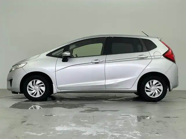 ホンダ フィット 13G Fパッケージ 千葉県 2014(平26)年 4.5万km アラバスターシルバーメタリック 衝突軽減ブレーキ/純正オーディオ/・型番：CX-128C/・CD/AUX/アイドリングストップ/プッシュスタート/・スマートキー/・スペアキー/純正フロアマット/チップアップシート/電動格納ウインカーミラー/オートライト/・LEDヘッドライト
