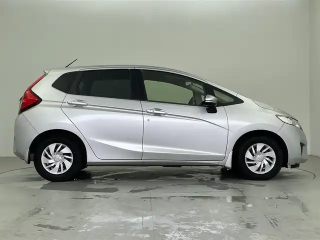 ホンダ フィット 13G Fパッケージ 千葉県 2014(平26)年 4.5万km アラバスターシルバーメタリック 衝突軽減ブレーキ/純正オーディオ/・型番：CX-128C/・CD/AUX/アイドリングストップ/プッシュスタート/・スマートキー/・スペアキー/純正フロアマット/チップアップシート/電動格納ウインカーミラー/オートライト/・LEDヘッドライト