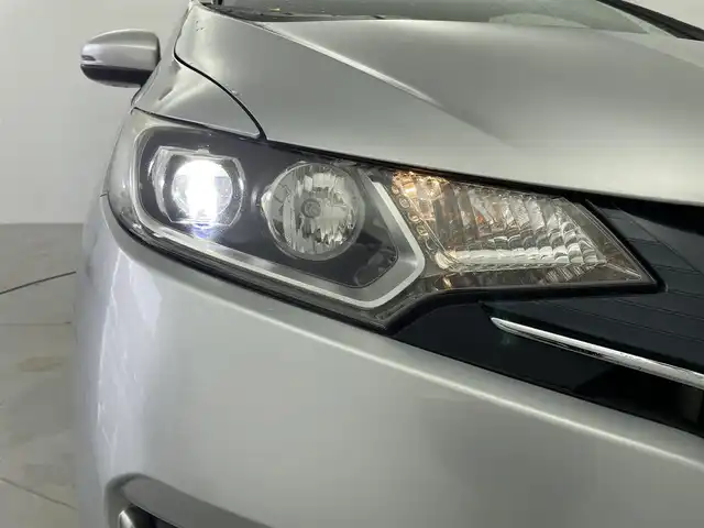 ホンダ フィット 13G Fパッケージ 千葉県 2014(平26)年 4.5万km アラバスターシルバーメタリック 衝突軽減ブレーキ/純正オーディオ/・型番：CX-128C/・CD/AUX/アイドリングストップ/プッシュスタート/・スマートキー/・スペアキー/純正フロアマット/チップアップシート/電動格納ウインカーミラー/オートライト/・LEDヘッドライト