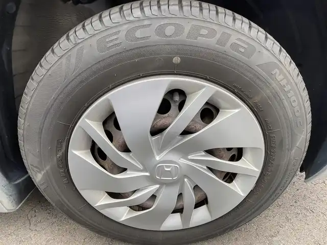 ホンダ フィット 13G Fパッケージ 千葉県 2014(平26)年 4.5万km アラバスターシルバーメタリック 衝突軽減ブレーキ/純正オーディオ/・型番：CX-128C/・CD/AUX/アイドリングストップ/プッシュスタート/・スマートキー/・スペアキー/純正フロアマット/チップアップシート/電動格納ウインカーミラー/オートライト/・LEDヘッドライト