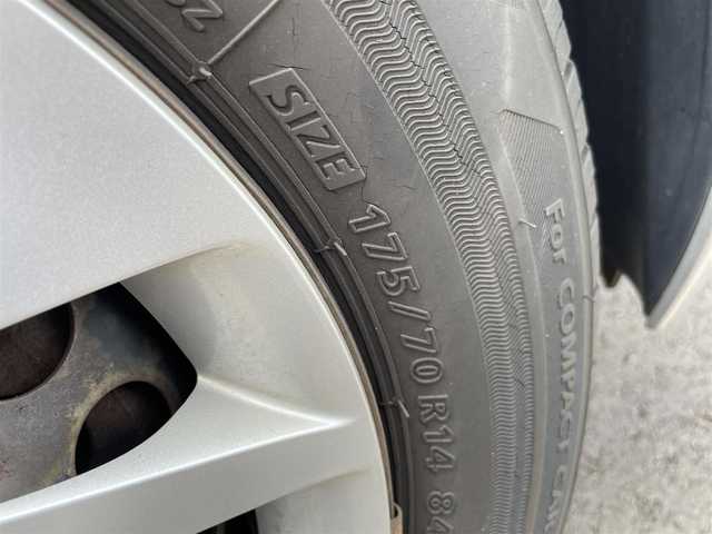 ホンダ フィット 13G Fパッケージ 千葉県 2014(平26)年 4.5万km アラバスターシルバーメタリック 衝突軽減ブレーキ/純正オーディオ/・型番：CX-128C/・CD/AUX/アイドリングストップ/プッシュスタート/・スマートキー/・スペアキー/純正フロアマット/チップアップシート/電動格納ウインカーミラー/オートライト/・LEDヘッドライト