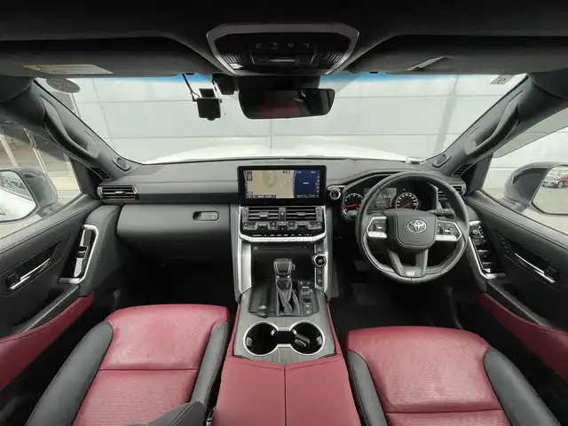 トヨタ ランドクルーザー GRスポーツ 千葉県 2023(令5)年 0.5万km プレシャスホワイトパール サンルーフ/JBLサウンド/トヨタセーフティセンス/　衝突軽減ブレーキ/レーンキープアシスト/　レーダークルーズコントロール/オートハイビーム/　クリアランスソナー/ブラインドスポットモニター/純正12.3インチメーカーディスプレイナビ/　フルセグ/DVD/CD/BT/USB/カープレイ/全方位カメラ/ステアリングスイッチ/MTモード/ETC2.0/クールボックス/パワーバックドア/レザーシート(赤×黒)/パワーシート(D/N席)/D席３メモリシート/シートヒーター(D/N/2列席)/エアシート(D/N/2列席)/スマートキー/プッシュスタート/LEDヘッドライト/オートライト/フォグライト