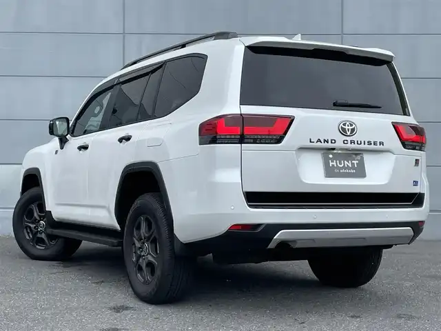 トヨタ ランドクルーザー GRスポーツ 千葉県 2023(令5)年 0.5万km プレシャスホワイトパール サンルーフ/JBLサウンド/トヨタセーフティセンス/　衝突軽減ブレーキ/レーンキープアシスト/　レーダークルーズコントロール/オートハイビーム/　クリアランスソナー/ブラインドスポットモニター/純正12.3インチメーカーディスプレイナビ/　フルセグ/DVD/CD/BT/USB/カープレイ/全方位カメラ/ステアリングスイッチ/MTモード/ETC2.0/クールボックス/パワーバックドア/レザーシート(赤×黒)/パワーシート(D/N席)/D席３メモリシート/シートヒーター(D/N/2列席)/エアシート(D/N/2列席)/スマートキー/プッシュスタート/LEDヘッドライト/オートライト/フォグライト
