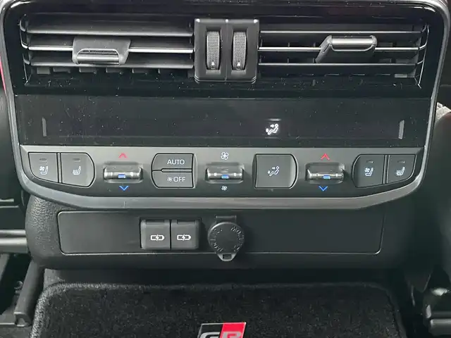 トヨタ ランドクルーザー GRスポーツ 千葉県 2023(令5)年 0.5万km プレシャスホワイトパール サンルーフ/JBLサウンド/トヨタセーフティセンス/　衝突軽減ブレーキ/レーンキープアシスト/　レーダークルーズコントロール/オートハイビーム/　クリアランスソナー/ブラインドスポットモニター/純正12.3インチメーカーディスプレイナビ/　フルセグ/DVD/CD/BT/USB/カープレイ/全方位カメラ/ステアリングスイッチ/MTモード/ETC2.0/クールボックス/パワーバックドア/レザーシート(赤×黒)/パワーシート(D/N席)/D席３メモリシート/シートヒーター(D/N/2列席)/エアシート(D/N/2列席)/スマートキー/プッシュスタート/LEDヘッドライト/オートライト/フォグライト