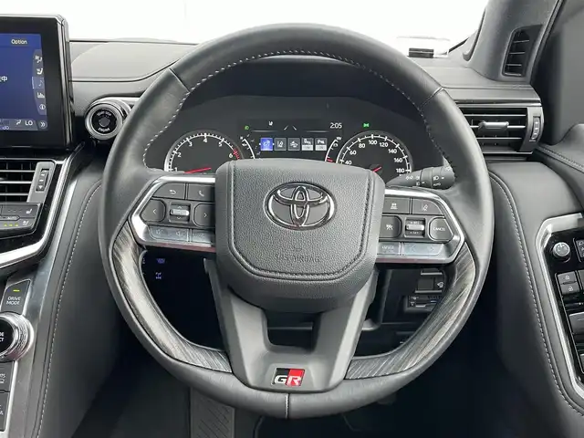 トヨタ ランドクルーザー GRスポーツ 千葉県 2023(令5)年 0.5万km プレシャスホワイトパール サンルーフ/JBLサウンド/トヨタセーフティセンス/　衝突軽減ブレーキ/レーンキープアシスト/　レーダークルーズコントロール/オートハイビーム/　クリアランスソナー/ブラインドスポットモニター/純正12.3インチメーカーディスプレイナビ/　フルセグ/DVD/CD/BT/USB/カープレイ/全方位カメラ/ステアリングスイッチ/MTモード/ETC2.0/クールボックス/パワーバックドア/レザーシート(赤×黒)/パワーシート(D/N席)/D席３メモリシート/シートヒーター(D/N/2列席)/エアシート(D/N/2列席)/スマートキー/プッシュスタート/LEDヘッドライト/オートライト/フォグライト