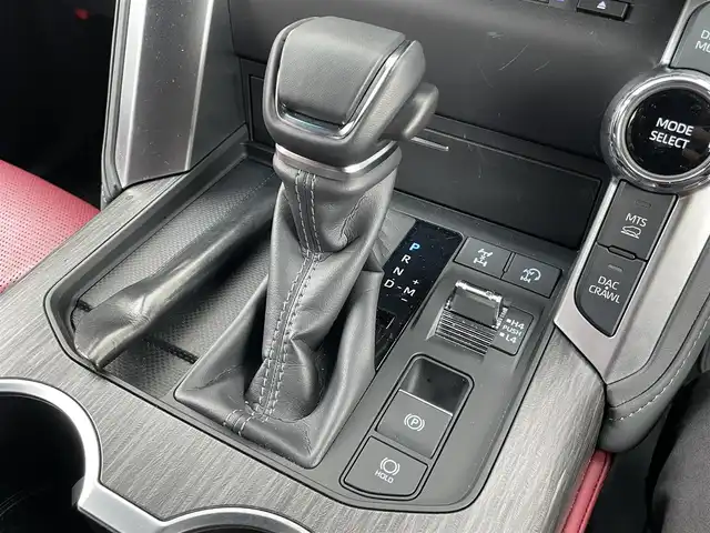 トヨタ ランドクルーザー GRスポーツ 千葉県 2023(令5)年 0.5万km プレシャスホワイトパール サンルーフ/JBLサウンド/トヨタセーフティセンス/　衝突軽減ブレーキ/レーンキープアシスト/　レーダークルーズコントロール/オートハイビーム/　クリアランスソナー/ブラインドスポットモニター/純正12.3インチメーカーディスプレイナビ/　フルセグ/DVD/CD/BT/USB/カープレイ/全方位カメラ/ステアリングスイッチ/MTモード/ETC2.0/クールボックス/パワーバックドア/レザーシート(赤×黒)/パワーシート(D/N席)/D席３メモリシート/シートヒーター(D/N/2列席)/エアシート(D/N/2列席)/スマートキー/プッシュスタート/LEDヘッドライト/オートライト/フォグライト