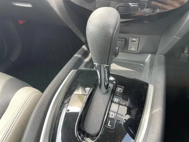 日産 エクストレイル ハイブリッド モード・プレミア 千葉県 2017(平29)年 4.3万km ブリリアントホワイトパール 純正ナビ　　/ＣＤ/ＤＶＤ/Ｂｌｕｅｔｏｏｔｈ/ＵＳＢ/フルセグＴＶ　/ＥＴＣ　/ブラインドスポットモニター　/アラウンドビューモニター　/電動リアゲート　/ＬＥＤヘッドライト　/ヒーテッドドアミラー　/オートライト/スマートキー