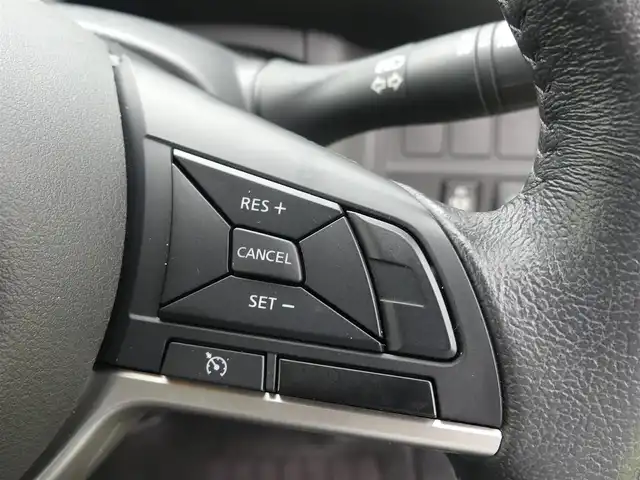 日産 セレナ e－パワー ハイウェイスター V 千葉県 2018(平30)年 1.5万km ブリリアントホワイトパール エマージェンシーブレーキ/インテリジェントパーキングアシスト/両側パワースライドドア/純正SDナビ/地デジTV/【BD/DVD/CD再生機能　Bluetooth接続】/アラウンドビューモニター/ドライブレコーダー/革巻きステアリング/ETC/LEDヘッドライト/フォグライト/ウインカーミラー/コーナーセンサー/純正15インチアルミホイル/サイド/カーテンエアバッグ/インテリジェントキー