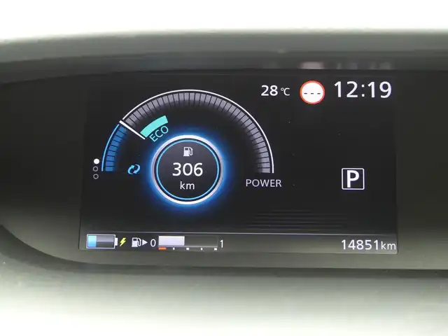 日産 セレナ e－パワー ハイウェイスター V 千葉県 2018(平30)年 1.5万km ブリリアントホワイトパール エマージェンシーブレーキ/インテリジェントパーキングアシスト/両側パワースライドドア/純正SDナビ/地デジTV/【BD/DVD/CD再生機能　Bluetooth接続】/アラウンドビューモニター/ドライブレコーダー/革巻きステアリング/ETC/LEDヘッドライト/フォグライト/ウインカーミラー/コーナーセンサー/純正15インチアルミホイル/サイド/カーテンエアバッグ/インテリジェントキー