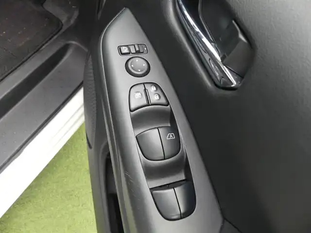 日産 セレナ e－パワー ハイウェイスター V 千葉県 2018(平30)年 1.5万km ブリリアントホワイトパール エマージェンシーブレーキ/インテリジェントパーキングアシスト/両側パワースライドドア/純正SDナビ/地デジTV/【BD/DVD/CD再生機能　Bluetooth接続】/アラウンドビューモニター/ドライブレコーダー/革巻きステアリング/ETC/LEDヘッドライト/フォグライト/ウインカーミラー/コーナーセンサー/純正15インチアルミホイル/サイド/カーテンエアバッグ/インテリジェントキー