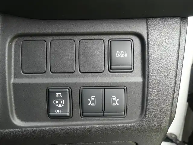 日産 セレナ e－パワー ハイウェイスター V 千葉県 2018(平30)年 1.5万km ブリリアントホワイトパール エマージェンシーブレーキ/インテリジェントパーキングアシスト/両側パワースライドドア/純正SDナビ/地デジTV/【BD/DVD/CD再生機能　Bluetooth接続】/アラウンドビューモニター/ドライブレコーダー/革巻きステアリング/ETC/LEDヘッドライト/フォグライト/ウインカーミラー/コーナーセンサー/純正15インチアルミホイル/サイド/カーテンエアバッグ/インテリジェントキー