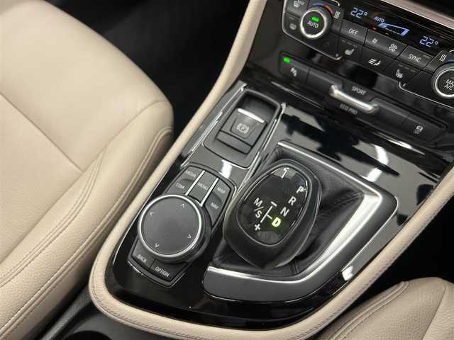ＢＭＷ ２１８ｄ 岡山県 2019(令1)年 5.6万km 赤 純正iDrive/バックカメラ/パーキングアシスト/衝突警告/歩行者警告/車線逸脱警告/パノラマサンルーフガラス/ドラレコ/オートライト/オートワイパー/フォグライト/パワーテールゲート/レーザーシート/シートヒーター/PDC/コンフォートアクセス/ETC