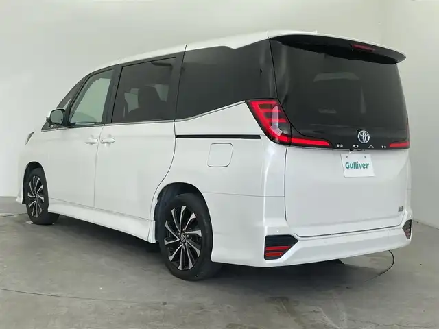 トヨタ ノア ハイブリッド S－Z 富山県 2023(令5)年 4.7万km ホワイトパールクリスタルシャイン 純正ディスプレイオーディオ（ナビ機能有）/AM/FM/BT/USB）/バックカメラ/ドライブレコーダー/ETC/両側パワースライドドア/ハーフレザーシート/シートヒーター/オートホールド付電子パーキング/衝突被害軽減システム/レーダークルーズコントロール/レーンキープアシスト/コーナーセンサー/横滑り防止装置/オートLEDライト/オートマチックハイビーム/純正アルミホイール/純正フロアマット/革巻きステアリング/ステアリングスイッチ/スマートキー