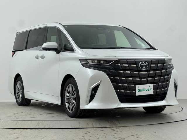 トヨタ アルファードハイブリット Z 熊本県 2024(令6)年 1.6万km プラチナホワイトパールマイカ ユニバーサルステップ　/純正ディスプレイオーディオ　/全周囲カメラ　/ビルトインETC2.0/純正13.2インチフリップダウンモニター　/社外前後ドライブレコーダー　/両側パワースライドドア　/前後クリアランスソナー　/トヨタセーフティーセンス/・プリクラッシュセーフティ/・レーンディパーチャーアラート/・オートマチックハイビーム/・レーダークルーズコントロール/・ドライバー異常対応システム/・ブラインドスポットモニター/横滑り防止/置くだけ充電/デジタルインナーミラー/パワーバックドア/前後クリアランスソナー/前席シートヒーター/ステアリングヒーター/前席エアーシート/全席パワーシート/2列目オットマン/純正フロアマット/純正１８インチAW/オートライト/LEDヘッドライト/フォグライト/スマートキー/プッシュスタート