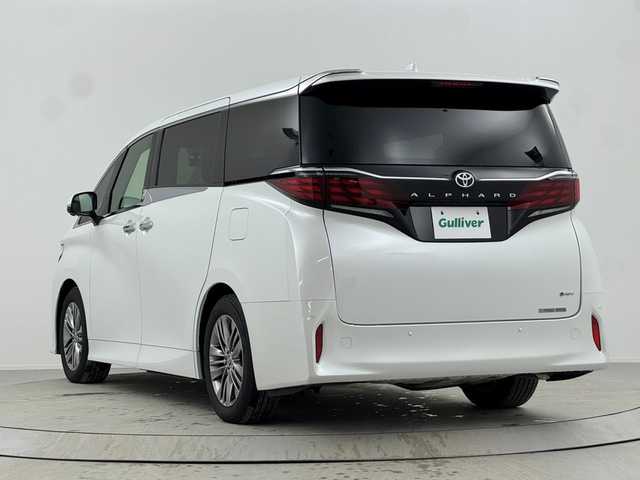 トヨタ アルファードハイブリット Z 熊本県 2024(令6)年 1.6万km プラチナホワイトパールマイカ ユニバーサルステップ　/純正ディスプレイオーディオ　/全周囲カメラ　/ビルトインETC2.0/純正13.2インチフリップダウンモニター　/社外前後ドライブレコーダー　/両側パワースライドドア　/前後クリアランスソナー　/トヨタセーフティーセンス/・プリクラッシュセーフティ/・レーンディパーチャーアラート/・オートマチックハイビーム/・レーダークルーズコントロール/・ドライバー異常対応システム/・ブラインドスポットモニター/横滑り防止/置くだけ充電/デジタルインナーミラー/パワーバックドア/前後クリアランスソナー/前席シートヒーター/ステアリングヒーター/前席エアーシート/全席パワーシート/2列目オットマン/純正フロアマット/純正１８インチAW/オートライト/LEDヘッドライト/フォグライト/スマートキー/プッシュスタート