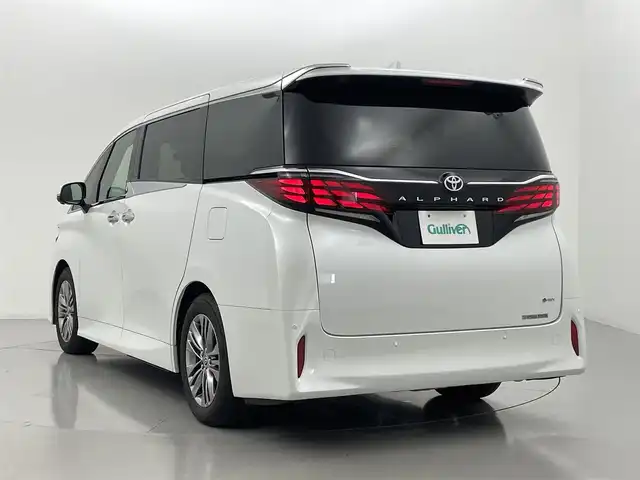 トヨタ アルファードハイブリット Z 熊本県 2024(令6)年 1.6万km プラチナホワイトパールマイカ ユニバーサルステップ　/純正ディスプレイオーディオ　/全周囲カメラ　/ビルトインETC2.0/純正13.2インチフリップダウンモニター　/社外前後ドライブレコーダー　/両側パワースライドドア　/前後クリアランスソナー　/トヨタセーフティーセンス/・プリクラッシュセーフティ/・レーンディパーチャーアラート/・オートマチックハイビーム/・レーダークルーズコントロール/・ドライバー異常対応システム/・ブラインドスポットモニター/横滑り防止/置くだけ充電/デジタルインナーミラー/パワーバックドア/前後クリアランスソナー/前席シートヒーター/ステアリングヒーター/前席エアーシート/全席パワーシート/2列目オットマン/純正フロアマット/純正１８インチAW/オートライト/LEDヘッドライト/フォグライト/スマートキー/プッシュスタート