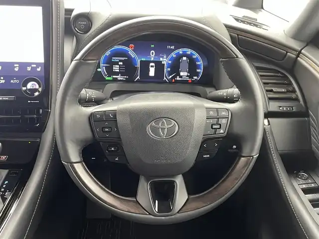 トヨタ アルファードハイブリット Z 熊本県 2024(令6)年 1.6万km プラチナホワイトパールマイカ ユニバーサルステップ　/純正ディスプレイオーディオ　/全周囲カメラ　/ビルトインETC2.0/純正13.2インチフリップダウンモニター　/社外前後ドライブレコーダー　/両側パワースライドドア　/前後クリアランスソナー　/トヨタセーフティーセンス/・プリクラッシュセーフティ/・レーンディパーチャーアラート/・オートマチックハイビーム/・レーダークルーズコントロール/・ドライバー異常対応システム/・ブラインドスポットモニター/横滑り防止/置くだけ充電/デジタルインナーミラー/パワーバックドア/前後クリアランスソナー/前席シートヒーター/ステアリングヒーター/前席エアーシート/全席パワーシート/2列目オットマン/純正フロアマット/純正１８インチAW/オートライト/LEDヘッドライト/フォグライト/スマートキー/プッシュスタート