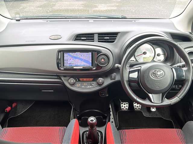 トヨタ ヴィッツ GRMNターボ 宮崎県 2013(平25)年 6.9万km スーパーホワイトⅡ 社外ナビ　AVIC-ZH0007/（DTV/CD/DVD/BT)/バックカメラ/ETC/プッシュスタート/電格ウィンカーミラー/オートライト/ヘッドライトレベライザー/純正フロアマット/純正アルミホイール/純正エアロ（サイド/リアスポイラー）/革巻きステアリング/横滑り防止装置