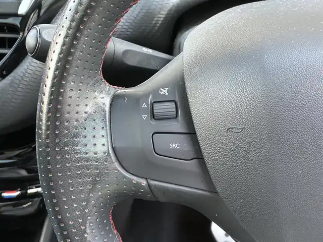 プジョー ２００８ GTライン 京都府 2016(平28)年 4.8万km グレー パノラミックガラスルーフ/アクティブシティブレーキ/ルーフレール/純正17インチアルミホイール/フォグランプ/グリップコントロール/レザーステアリング/・ステアリモコン/アイドリングストップ/ハーフレザーシート/後席ISOFIX/アルミペダル/タッチスクリーン/車両保証書/タッチスクリーン取説/リモコンキー2個