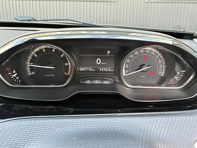プジョー ２００８ GTライン 京都府 2016(平28)年 4.8万km グレー パノラミックガラスルーフ/アクティブシティブレーキ/ルーフレール/純正17インチアルミホイール/フォグランプ/グリップコントロール/レザーステアリング/・ステアリモコン/アイドリングストップ/ハーフレザーシート/後席ISOFIX/アルミペダル/タッチスクリーン/車両保証書/タッチスクリーン取説/リモコンキー2個